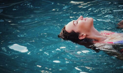 Pływanie – jakie ma pozytywne skutki dla sylwetki i zdrowia?