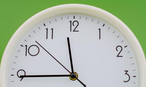 Co oznacza godzina 22.22 – znaczenie w wierzeniach i symbolice