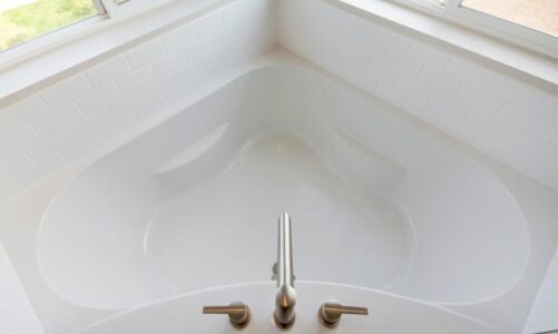 Jak odkręcić odpływ w wannie – praktyczne sposoby