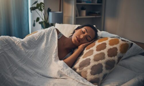 Sennik zmarła osoba – co oznacza sen o nieżyjącej osobie?