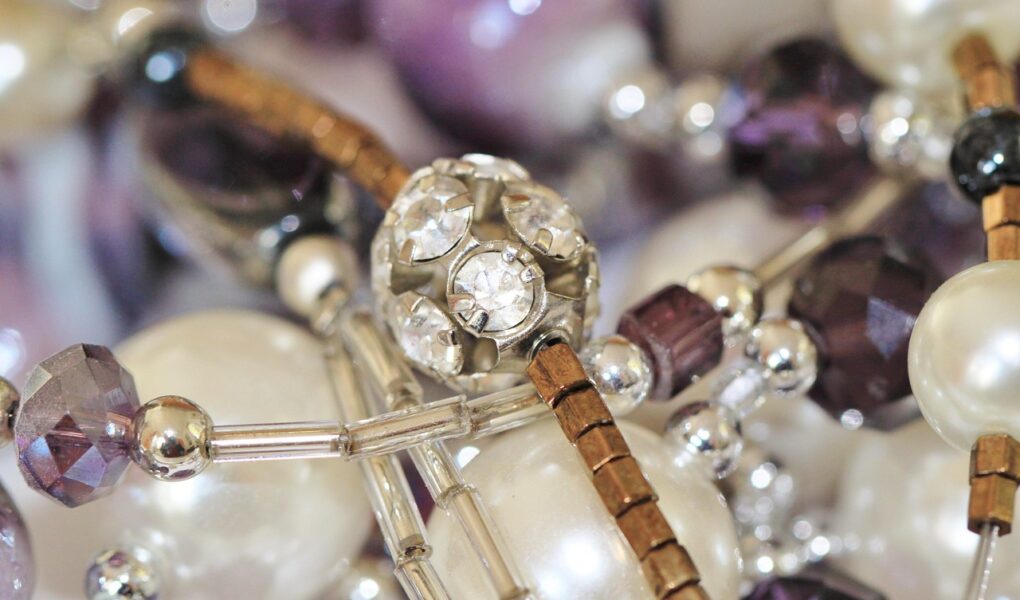 Biżuteria z duszą: Odkryj magię, którą kryją w sobie naturalne kamienie