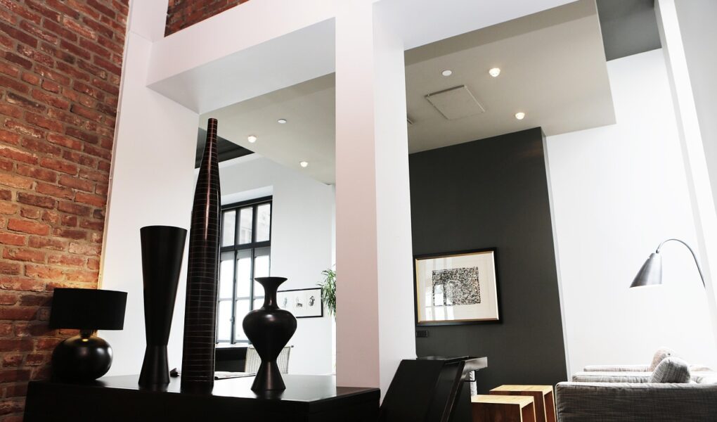 Lampy jak biżuteria wnętrza – jak światło zmienia charakter salonu, sypialni i domowego kącika do czytania