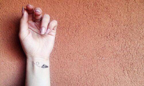 Co oznacza średnik tatuaż – symbolika i znaczenie