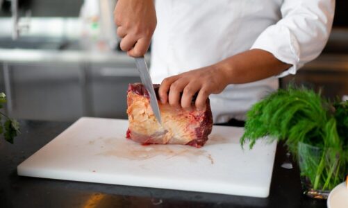 Jak szybko rozmrozić mięso – bezpieczne metody w kuchni
