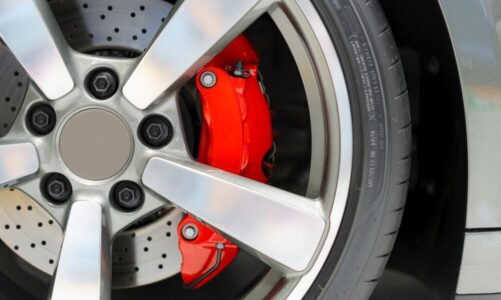 Jaką funkcję spełnia układ przeciwblokujący ABS stosowany w pojazdach