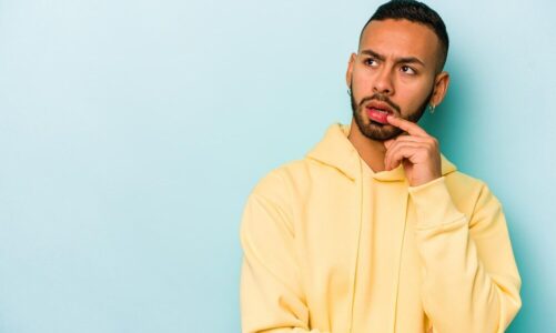 Jakbym czy jak bym – która forma jest poprawna?