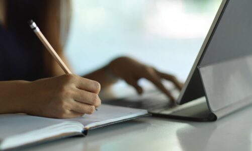 Pomuc czy pomóc – poprawny zapis czasownika