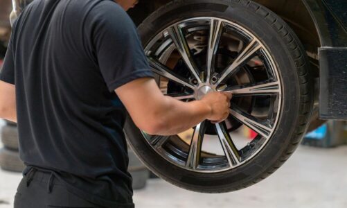 Z jaką siłą dokręcać koła w samochodzie – bezpieczne wartości i zasady