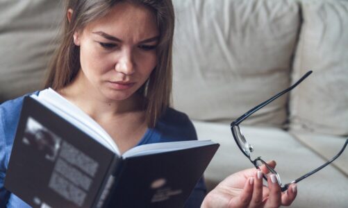 Budowa tragedii greckiej – najważniejsze elementy i zasady