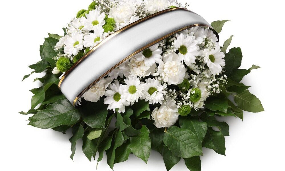 Co napisać na wieńcu pogrzebowym – przykładowe napisy i sentencje