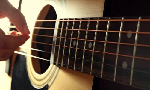 Gitara akustyczna – czym się różni od klasycznej?