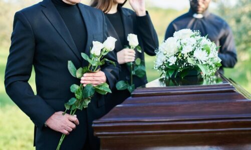 Jak napisać pożegnanie na pogrzeb – przykładowe teksty i porady