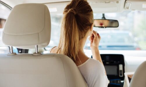 Jaką funkcję pełni dobrze ustawiony zagłówek w razie wypadku drogowego