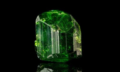 Turmalin zielony – właściwości, znaczenie i energia kamienia