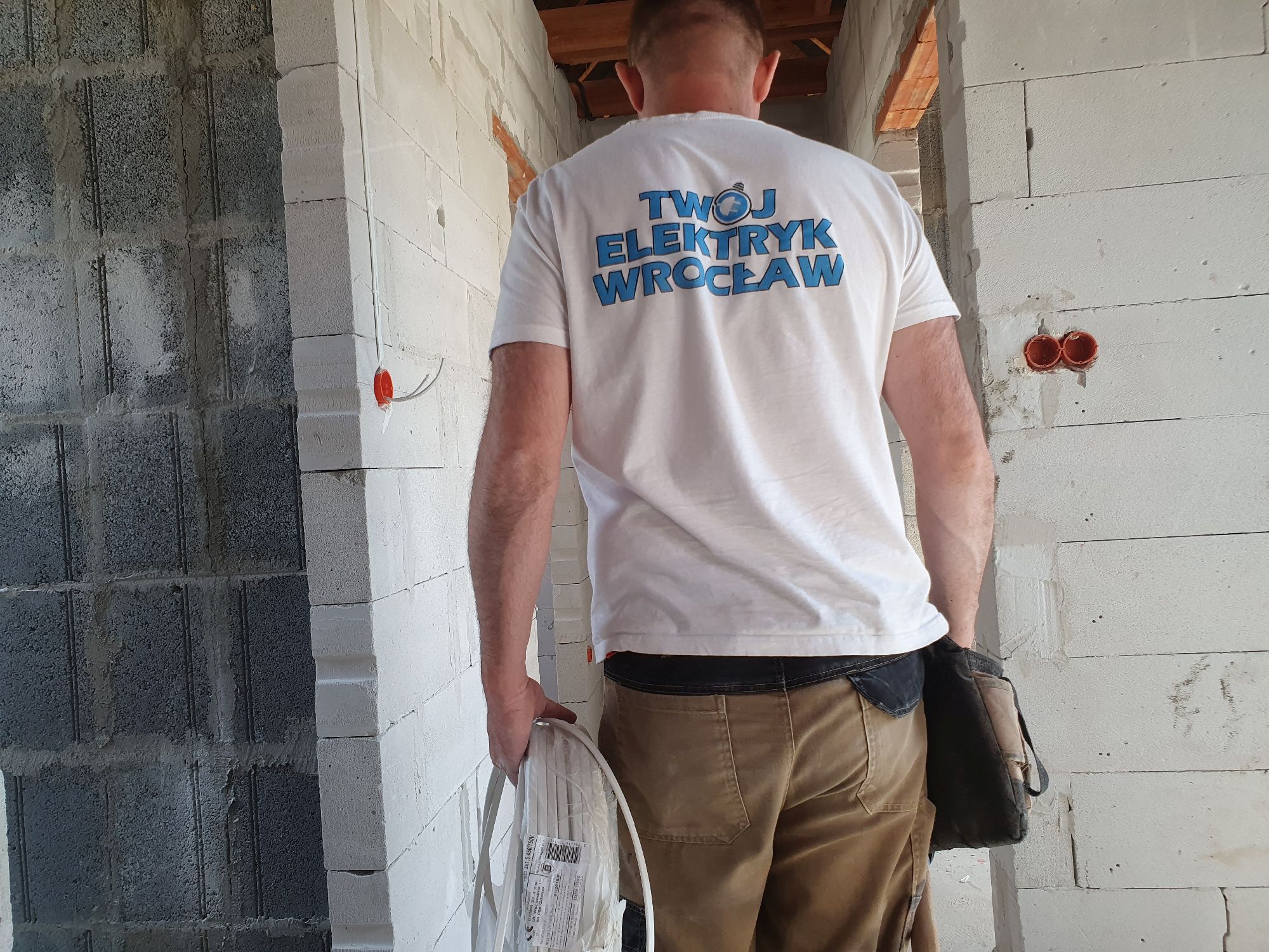 Elektryk Wrocław układa przewody