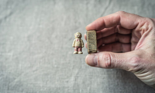 Infantylnie – co to znaczy i kiedy używamy?