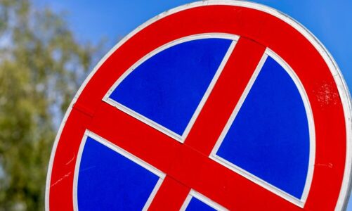 Znak zakaz zatrzymywania się – co oznacza?